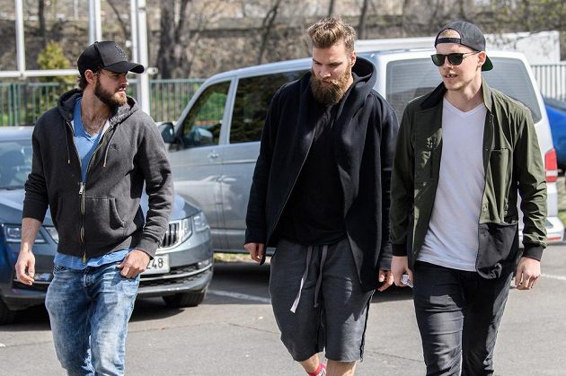 Čeští hokejisté Roman Horák (vlevo), Adam Polášek a Andrej Nestrašil přicházejí na sraz národního týmu.