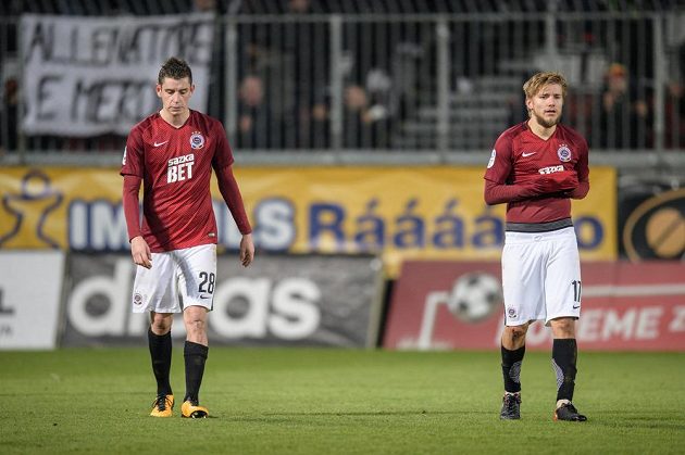 Fotbalisté Sparty Praha Ondřej Zahustel (vlevo) a Martin Frýdek po utkání 15.kola HET ligy, kdy prohráli na hřišti Sigmy Olomouc 0:1.