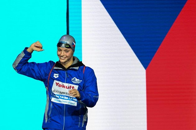 Česká plavkyně Simona Baumrtová před semifinále MS na 50m znak.