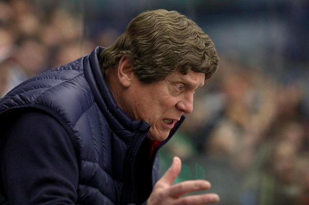 Mladoboleslavský trenér František Výborný marně hnal svůj tým do boje na ledě Chomutova v rozhodující bitvě předkola play off hokejové extraligy.