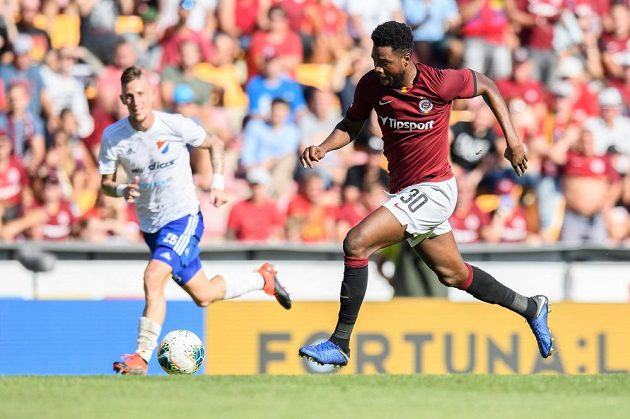 Sparťan Benjamin Tetteh uhání na branku Baníku Ostrava v utkání 6. kola první ligy.