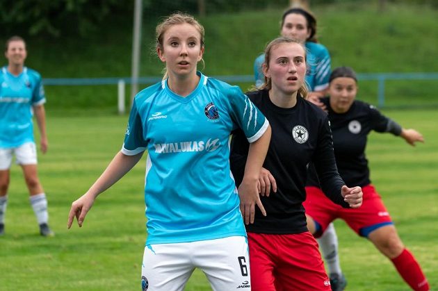 Malý pražský fotbalový klub - Prague Raptors - uzavřel partnerství se slavným anglickým Leedsem United. Raptors mají i dívčí fotbalový celek.
