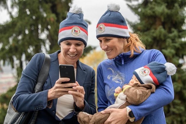 Kateřina Neumanová (vlevo) a Mirka Topinková Knapková s dcerou Adélkou během představení čepice z olympijské kolekce pro ZOH 2018.