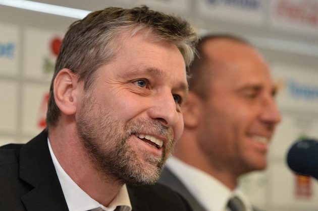 Trenér Josef Jandač (vlevo) představil složení realizačního týmu české hokejové reprezentace na Světovém poháru na začátku příští sezóny v Torontu. Vpravo je budoucí generální manažer reprezentace Martin Ručinský.