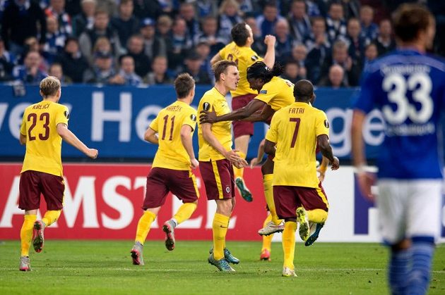 Fotbalisté Sparty Praha oslavují gól Davida Lafaty na 2:1 během utkání Evropské ligy proti Schalke ve Veltins Areně.