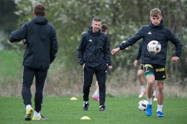 Nový trenér Bohemians 1905 Martin Hašek sleduje hráče během tréninku v Uhříněvsi.