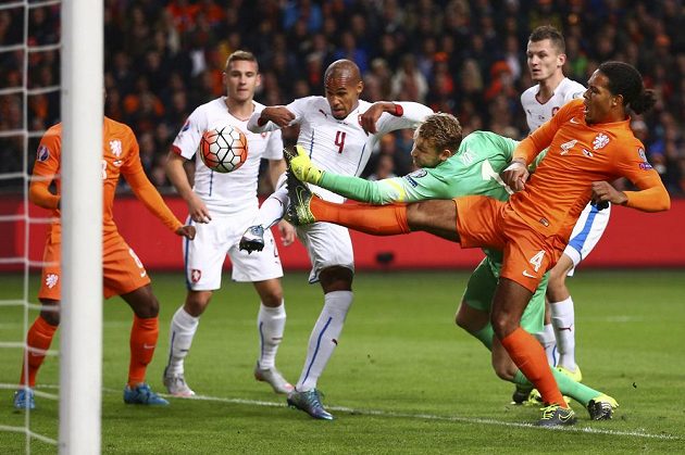 Závar před nizozemskou brankou. Po zaváhání gólmana Jeroena Zoeta (1) se snažil prosadit Theodor Gebre Selassie (4), vpravo je Virgil van Dijk.
