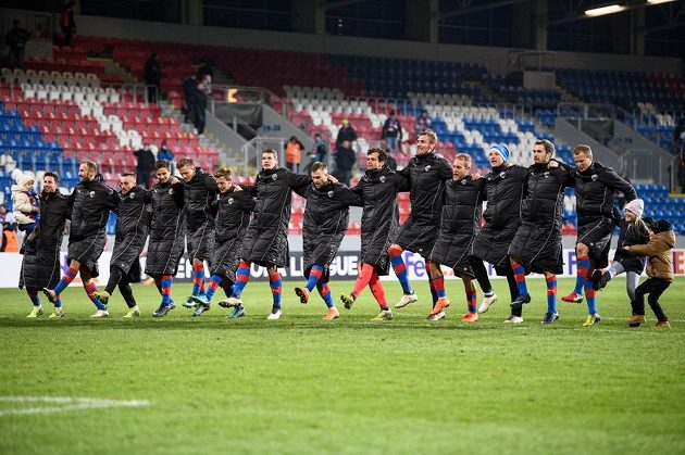 Fotbalisté Viktorie Plzeň oslavují vítězství nad Partizanem Bělehrad v odvetě 2. kola play off EL.
