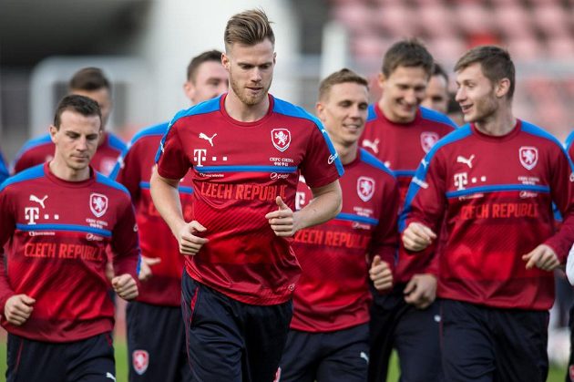 Tomáš Kalas (vpředu) během tréninku fotbalové reprezentace před zápasy s Litvou a San Marinem.