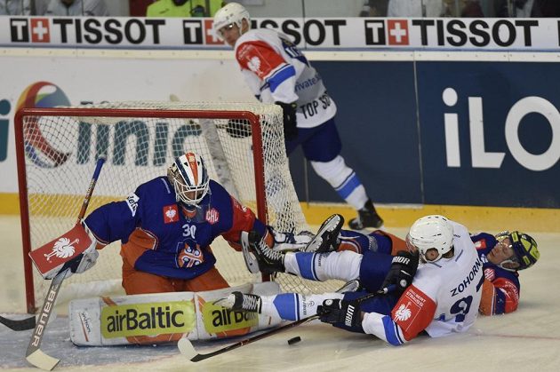 Brankář Tampere Christian Heljanko řeší atak útočníka Komety Radima Zohorny, jehož brání Tuukka Mäntylä.