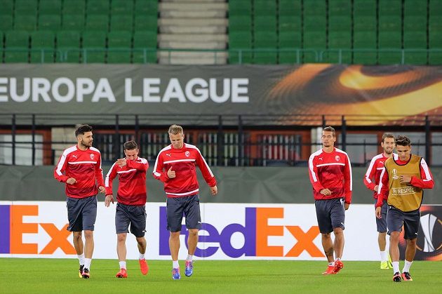 Plzeňští hráči (zleva) Michal Ďuriš, Milan Petržela, David Limberský, Lukáš Hejda, Tomáš Hořava a Aleš Matějů na tréninku před utkáním 2. kola skupiny E Evropské ligy s domácí Austrií Vídeň.