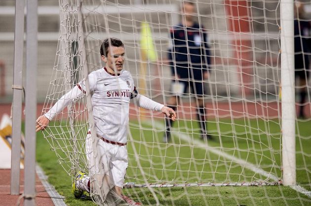 Sparťanský útočník David Lafata v síti po konfliktu s brankářem Dukly Filipem Radou v závěru středeční dohrávky 19. kola Synot ligy.