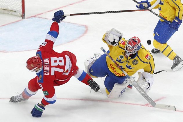 Brankář švédské hokejové reprezentace Lars Johansson v divokém souboji s ruským soupeřem Alexandrem Kadeikinem v utkání Channel One Cupu.