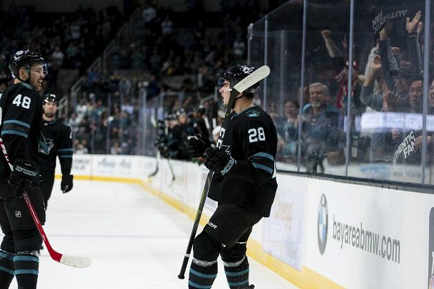 Radost hokejstů San Jose Sharks. Timo Meier (28) slaví s českým útočníkem Tomášem Hertlem gól v utkání NHL.