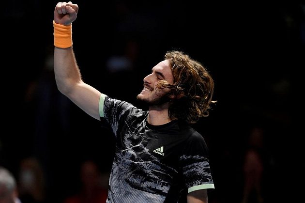 Řecký tenista Stefanos Tsitsipas má důvod k radosti. Na Turnaji mistrů postoupil do semifinále.