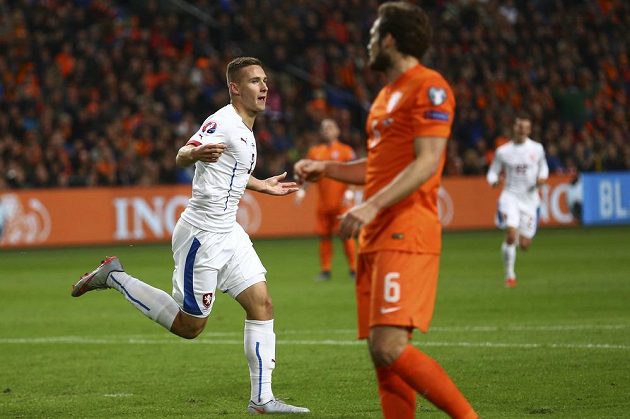 Pavel Kadeřábek (vlevo) a Nizozemec Daley Blind v utkání kvalifikace ME v Amsterdamu.