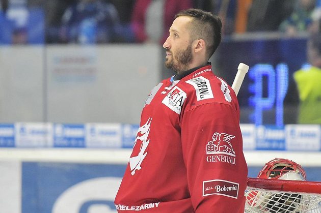 Brankář Třince Šimon Hrubec se soustředí před čtvrtým zápasem semifninále play off v Plzni..