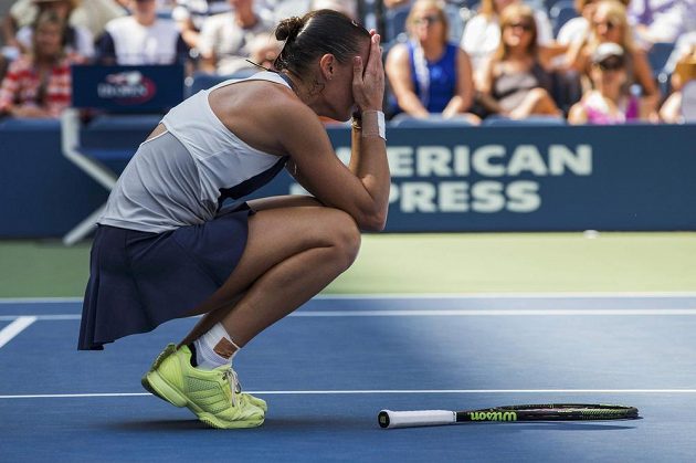 Italka Flavia Pennettaová se raduje z postupu do semifinále US Open přes Petru Kvitovou.