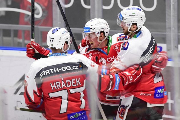 Radost v podání hokejového Dynama. Zleva Michal Hrádek z Pardubic, střelec gólu Ondřej Rohlík a Juraj Mikuš.