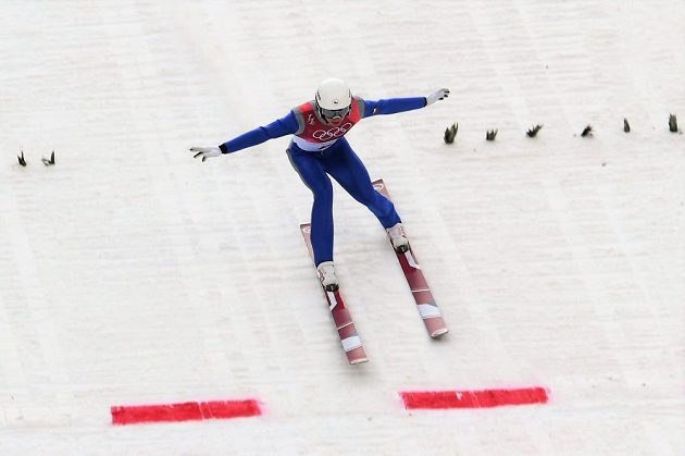 Český sdruženář Ondřej Pažout během skokanské části olympijského závodu na středním můstku.