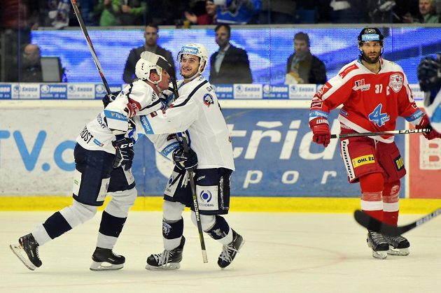 Zleva Václav Nedorost a Jan Eberle z Plzně se radují z prvního gólu během čtvrtfinále play off hokejové extraligy.