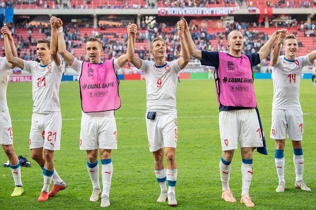 Fotbalisté české reprezentace (zleva): David Pavelka, Josef Šural, Bořek Dočkal, Michael Krmenčík a Jakub Jankto během děkovačky s fanoušky po utkání Ligy národů, Slovensko - Česká republika