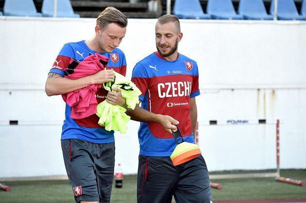 Fotbalisté Jiří Skalák (vpravo) a Ladislav Krejčí před tréninkem reprezentace na Strahově.