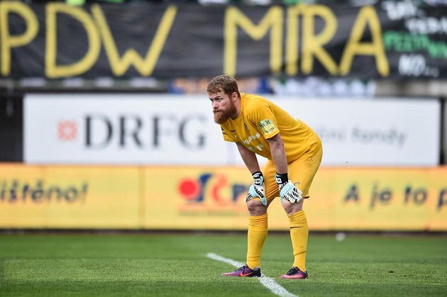 Brankář Vlastimil Hrubý z Jablonce v utkání 27. kola první fotbalové ligy s Plzní.