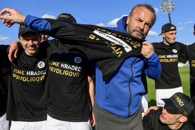 Trenér Hradce Králové Zdenko Frťala si obléká týmové triko po vyhranén utkání a postupu do první ligy.