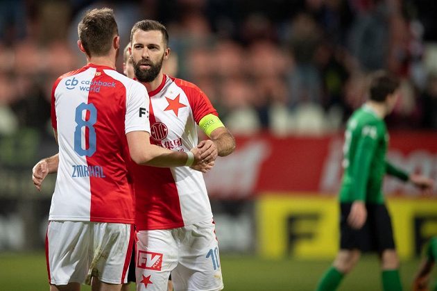 Fotbalisté Slavie Praha Jaromír Zmrhal a Josef Hušbauer oslavují gól na 2:0 během utkání v Příbrami.