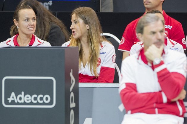 Švýcarské hráčky Martina Hingisová (vlevo) a Belinda Bencicová sledují zápas Barbory Strýcové s Timeou Bacsinszkou.