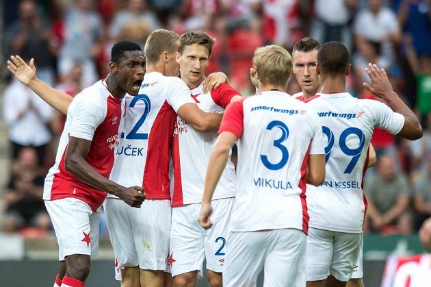Slávistický útočník Milan Škoda (třetí zleva) slaví se spoluhráči gól proti Levadii Tallinn v odvetě 2. předkola Evropské ligy.