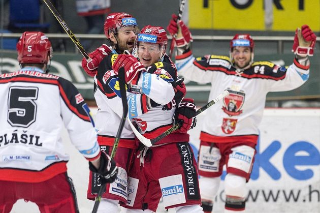 Královéhradecký útočník Rudolf Červený (třetí zleva) slaví se spoluhráči gól proti Mladé Boleslavi v úvodním čtvrtfinálovém duelu play off.