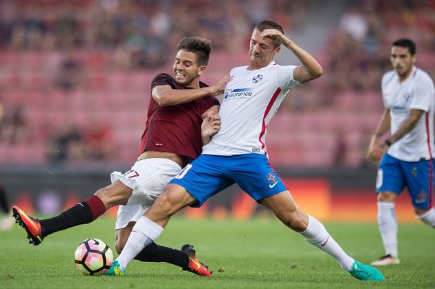 Aleš Čermák ze Sparty Praha (vlevo) a Nicole Stanciu z Bukurešti bojují o balón.
