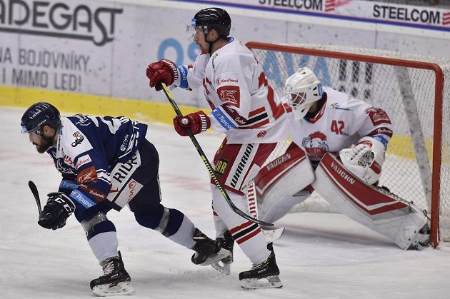 Zleva Rastislav Dej z Vítkovic, Jiří Ondrušek z Olomouce a brankář Olomouce Branislav Konrád.