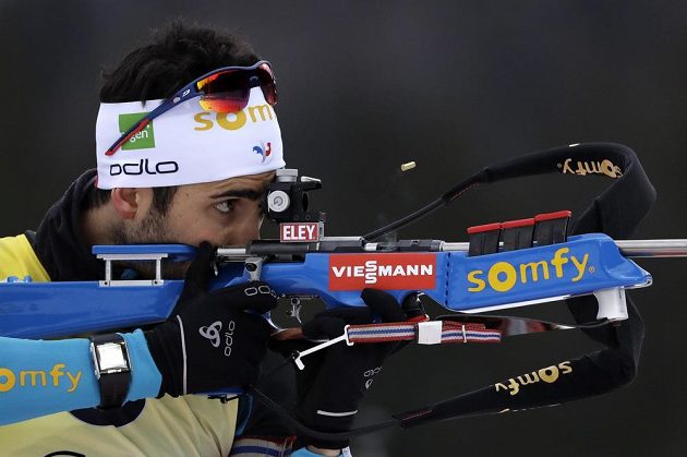 Francouzský biatlonista Martin Fourcade při střelbě ve sprintu v Ruhpoldingu.
