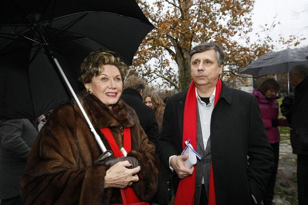Ája Vrzáňová, bývalá krasobruslařka, na archivním snímku s premiérem Janem Fischerem při odhalení plakety Václava Havla.