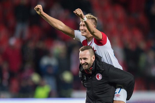 Brankář Přemysl Kovář (dole) a Antonín Barák ze Slavie oslavují vítězství na Jihlavou.