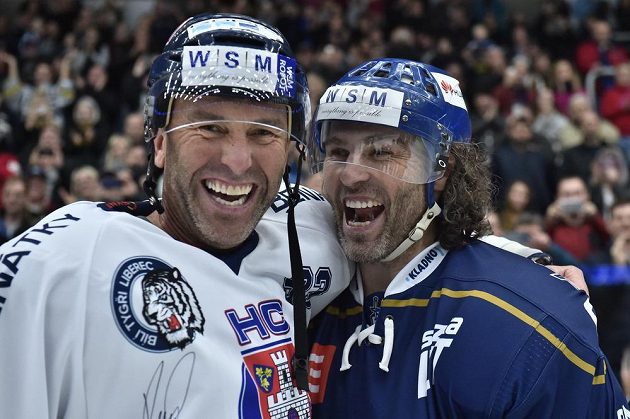 Legendy Petr Nedvěd (vlevo) v dresu Benátek nad Jizerou a Jaromír Jágr v dresu Kladna bavily diváky.