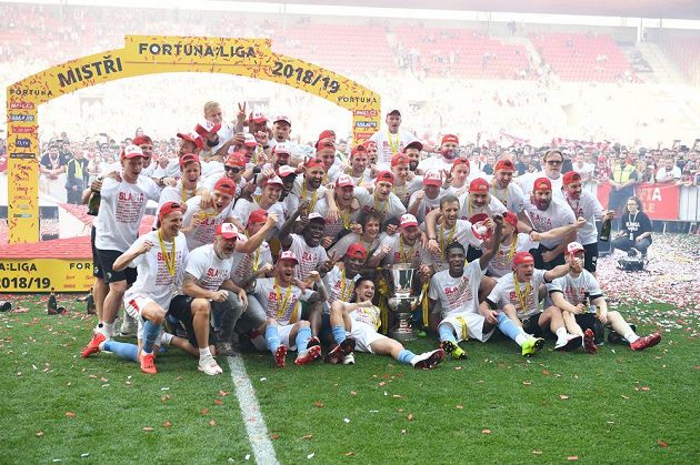 Fotbalisté Slavie s mistrovským pohárem po výhře nad Spartou v posledním kole nadstavby.