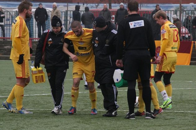 Petr Malý měl trable i v zimní přípravě. Po prvním ošetření jde Petr Malý ještě po svých...