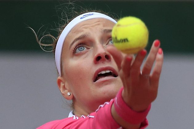 Petra Kvitová throws the ball in the round of 16 of the French Open.