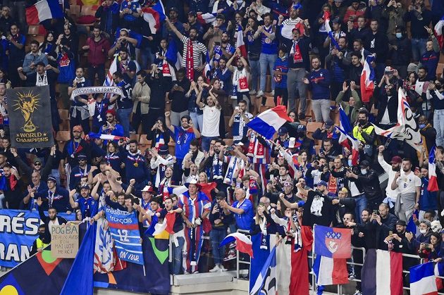 Radost francouzských fotbalových fanoušků po triumfu týmu ve finále Ligy národů.