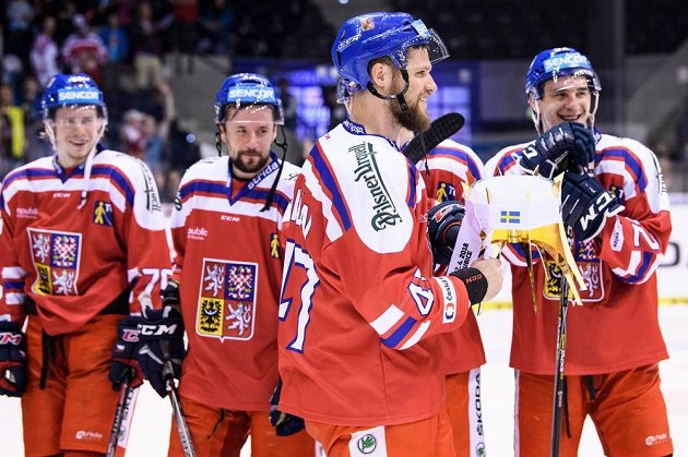 Kapitán českého týmu Michal Jordán s trofejí za vítězství v turnaji Carlson Hockey Games.