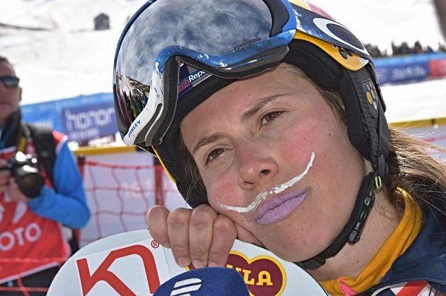 Namalovaný bílý knírek snowboardistce Evě Samkové štěstí nepřinesl.