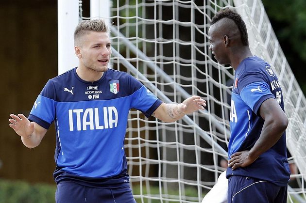 Ciro Immobile (vlevo) hovoří na tréninku italské reprezentace se spoluhráčem Mariem Balotellim.