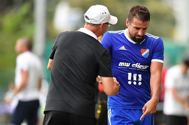 Zraněný střelec Baníku Milan Baroš opouští před koncem první půle utkání proti Bohemians trávník stadiónu v Ďolíčku.