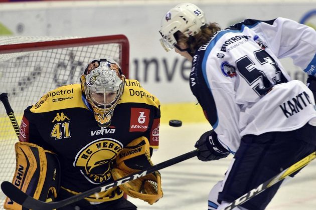 Utkání 40. kola hokejové extraligy: HC Verva Litvínov - HC Škoda Plzeň, 14. ledna 2018 v Litvínově. Útočník Plzně Matyáš Kantner před litvínovským brankářem Pavlem Kantorem