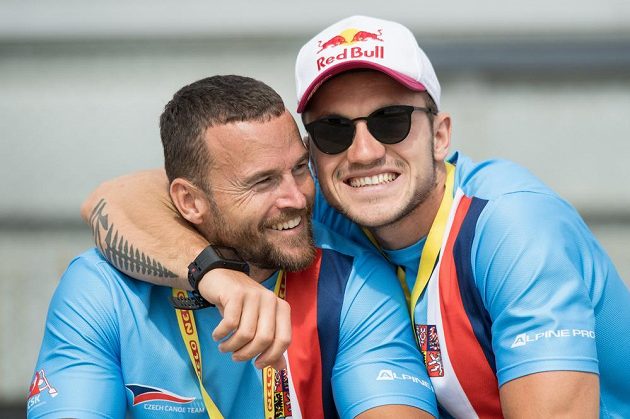 Kanoisté Filip Šváb (vlevo) a Martin Fuksa během Mistrovství světa v rychlostní kanoistice v Račicích.