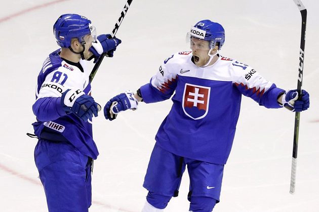 Slovenský hokejista Erik Černák slaví gól v síti USA v utkání mistrovství světa se spoluhráčem Michalem Krištofem.